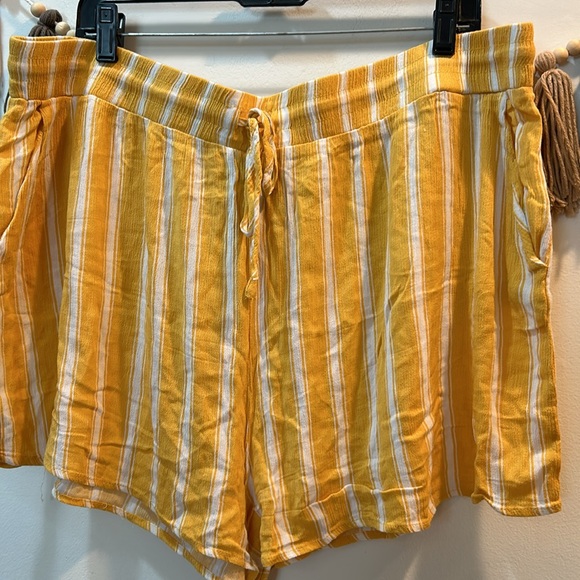 Forever 21 pin striped shorts - Picture 5 of 9